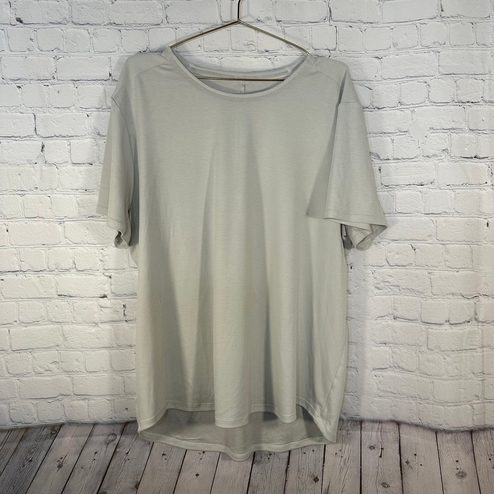 Lululemon Mens Short Sleeve Activewear Training T-Shirt Light Gray Textured Hem